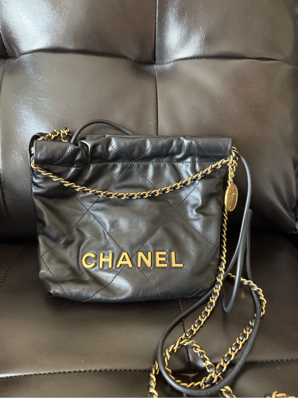 CHANEL Black calfskin mini 22 hobo bsg
